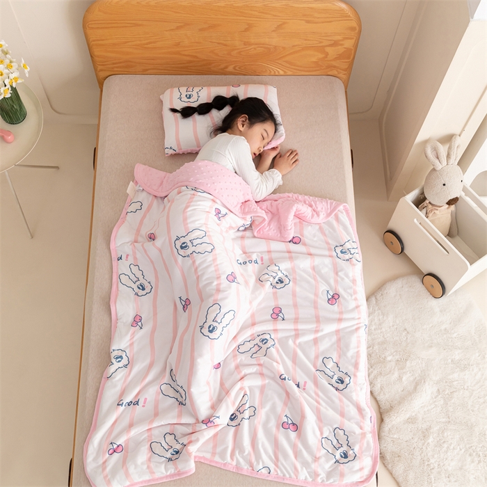 91家纺网 家纺一手货源 找家纺 艾佳宝贝 2025新款A类豆豆针织儿童多功能盖毯安抚夏被-模特图 樱桃长耳兔