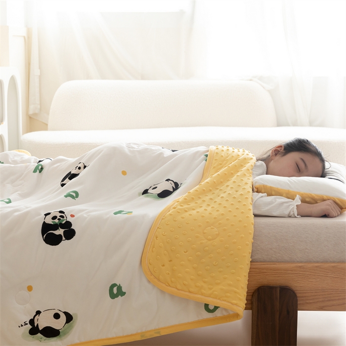 91家纺网 家纺一手货源 找家纺 艾佳宝贝 2025新款A类豆豆针织儿童多功能盖毯安抚夏被-模特图 字母熊猫