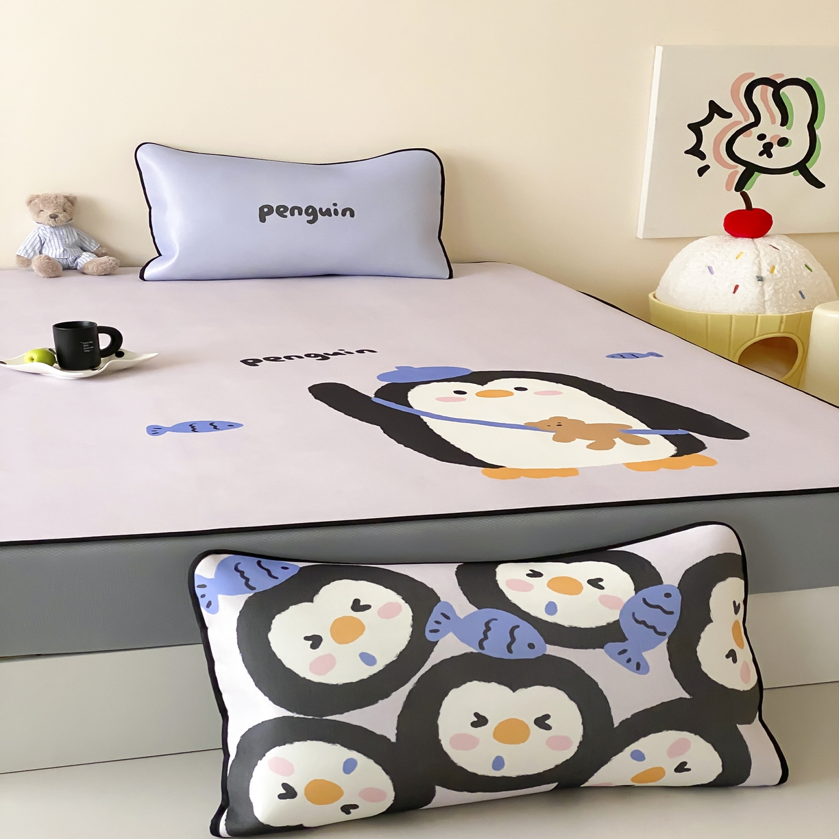 91家纺网 家纺一手货源 找家纺 三味舒屋 2025新款小可爱系列大版印花冰藤凉席 企鹅仔-床笠款