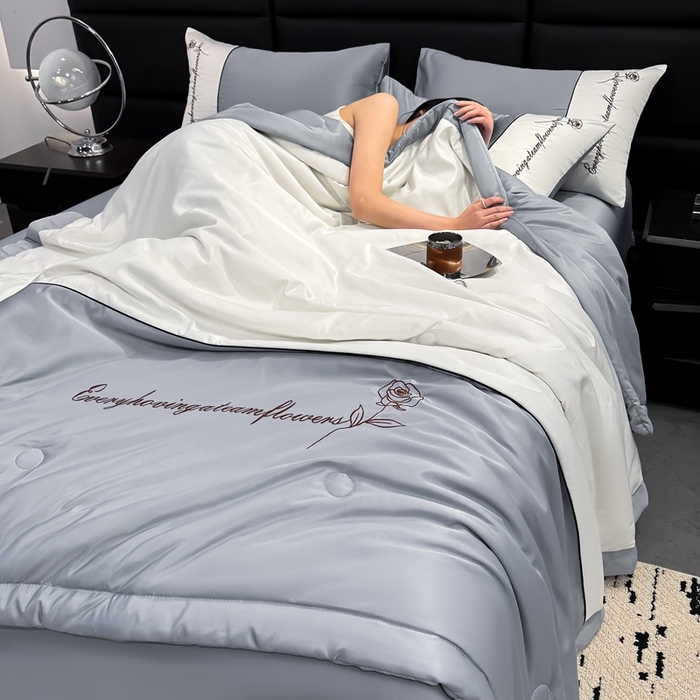 91家纺网 家纺一手货源 找家纺 卡罗兰 2025新款水洗真丝夏凉被空调被拼接款手工包边浪漫花语系列 浪漫花语-浅灰