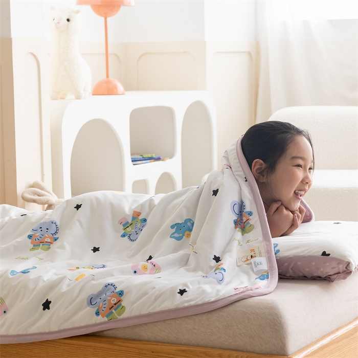 91家纺网 家纺一手货源 找家纺 艾佳宝贝 2025新款A类豆豆针织儿童多功能盖毯安抚夏被-模特图 长鼻子大象