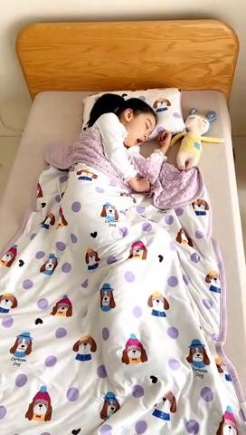 91家纺网 家纺一手货源 找家纺 艾佳宝贝 2025新款A类豆豆针织儿童多功能盖毯安抚夏被-模特图 晚安小狗