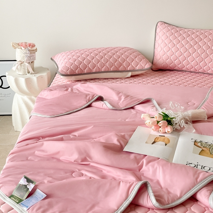 91家纺网 家纺一手货源 找家纺 2025新款加厚乳胶床笠款经典纯色夏被套件 方格-豆粉