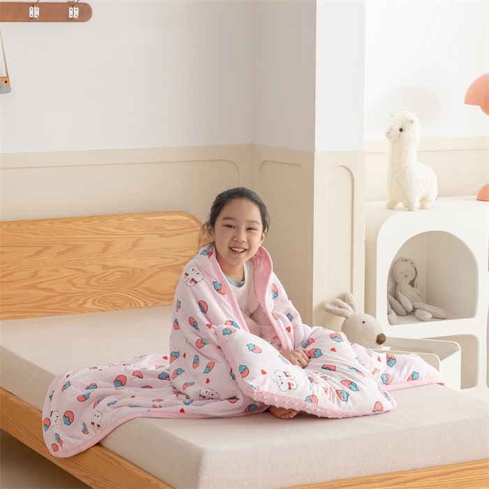 91家纺网 家纺一手货源 找家纺 艾佳宝贝 2025新款A类豆豆针织儿童多功能盖毯安抚夏被-模特图 草莓萌兔