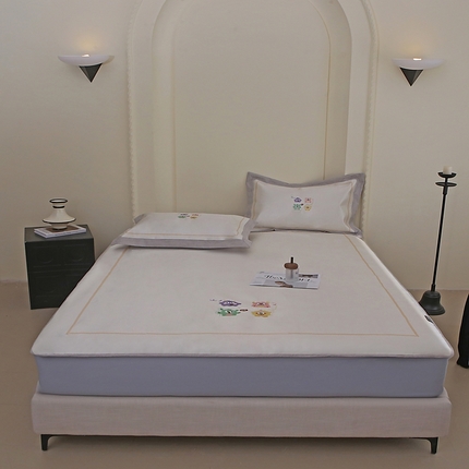 91家纺网 家纺一手货源 找家纺 （总）木希2025春夏新款可水洗冰丝席幻彩刺绣床笠系列-场景一