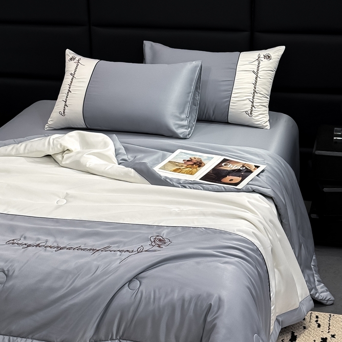 91家纺网 家纺一手货源 找家纺 卡罗兰 2025新款水洗真丝夏凉被空调被拼接款手工包边浪漫花语系列 浪漫花语-浅灰