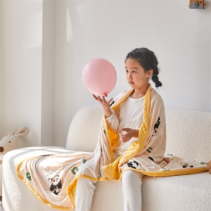 91家纺网 家纺一手货源 找家纺 艾佳宝贝 2025新款A类针织豆豆儿童多功能宿舍午睡安抚盖毯 字母熊猫-盖毯