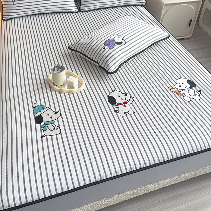 91家纺网 家纺一手货源 找家纺 炫拼  2025新款A类凉豆豆提花条纹卡通刺绣床笠席三件套 冰淇淋狗