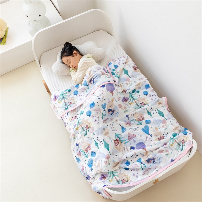 91家纺网 家纺一手货源 找家纺 艾佳宝贝 2025春夏新款A类凉感丝儿童糖果抗菌夏被 兔兔梦游仙境