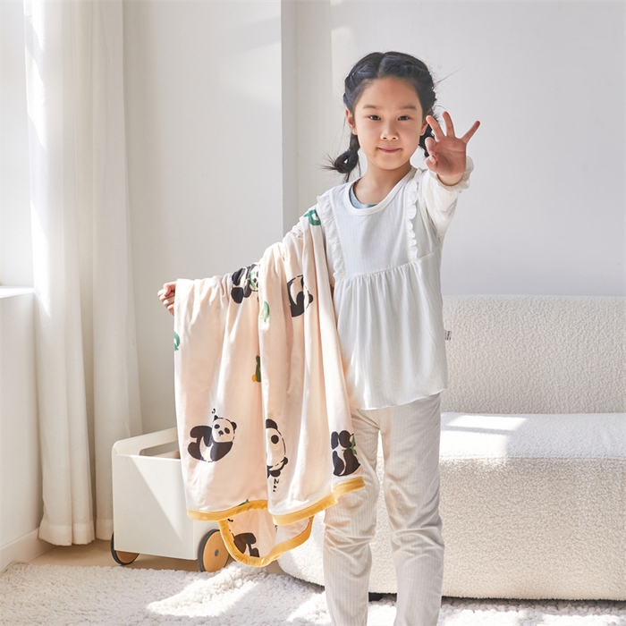 91家纺网 家纺一手货源 找家纺 艾佳宝贝 2025新款A类针织豆豆儿童多功能宿舍午睡安抚盖毯 字母熊猫-盖毯