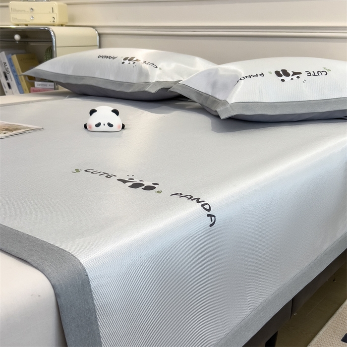 91家纺网 家纺一手货源 找家纺 星座家纺 2025新款600D熊猫烫画冰丝凉席三件套 清凉浅灰