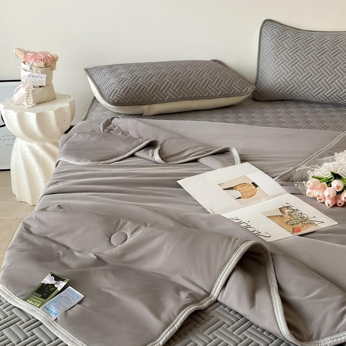 91家纺网 家纺一手货源 找家纺 2025新款加厚乳胶床笠款经典纯色夏被套件 饼干花-深灰