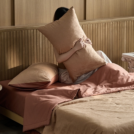 91家纺网 家纺一手货源 找家纺 莱宁被业2025新款a类全棉色织浮雕提花夏被四件套 科林斯-蜜棕红