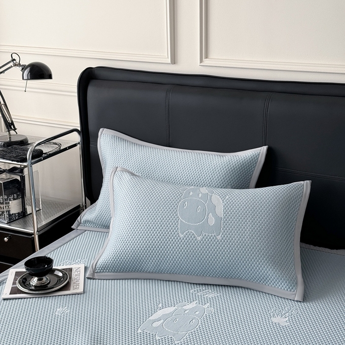 91家纺网 家纺一手货源 找家纺 卡罗兰 2025新款PE提花冰丝凉席凉豆豆床单床笠款凉席-奶牛款 蓝色