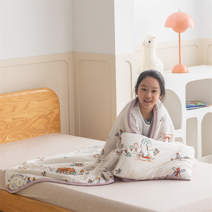 91家纺网 家纺一手货源 找家纺 艾佳宝贝 2025新款A类豆豆针织儿童多功能盖毯安抚夏被-模特图 兔兔的生日