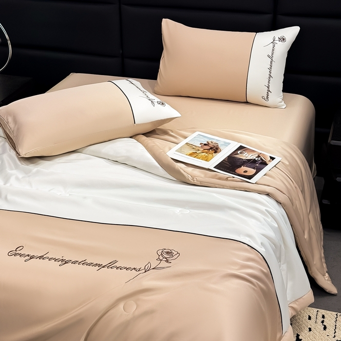 91家纺网 家纺一手货源 找家纺 卡罗兰 2025新款水洗真丝夏凉被空调被拼接款手工包边浪漫花语系列 浪漫花语-香槟金