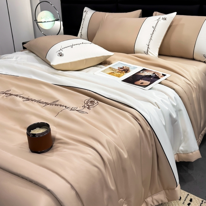 91家纺网 家纺一手货源 找家纺 卡罗兰 2025新款水洗真丝夏凉被空调被拼接款手工包边浪漫花语系列 浪漫花语-香槟金