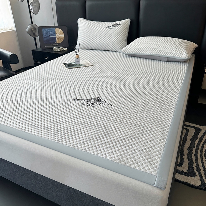 91家纺网 家纺一手货源 找家纺 澳梵家居 2025新款PE中分子A类凉感豆豆刺绣软凉席 冰川-浅灰