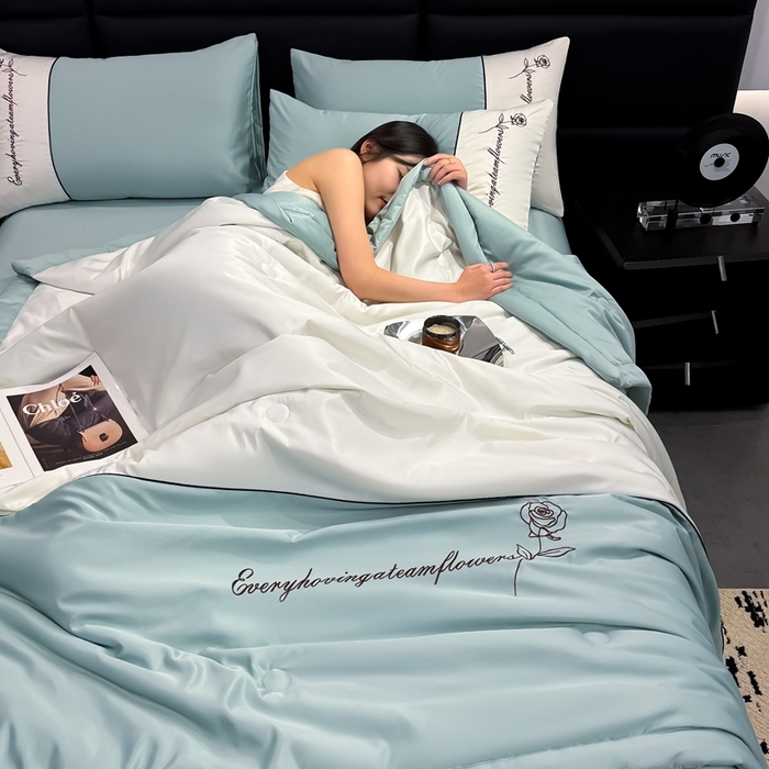 91家纺网 家纺一手货源 找家纺 卡罗兰 2025新款水洗真丝夏凉被空调被拼接款手工包边浪漫花语系列 浪漫花语-青石绿