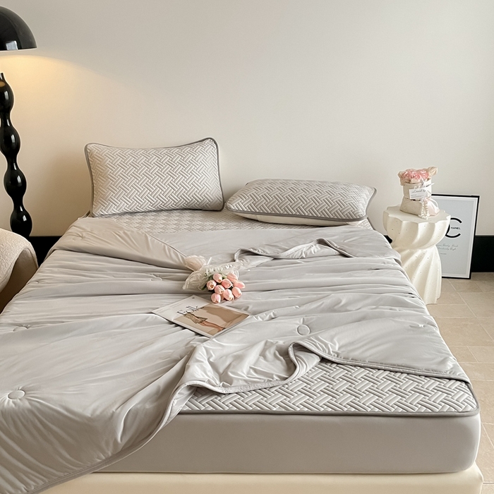 91家纺网 家纺一手货源 找家纺 2025新款加厚乳胶床笠款经典纯色夏被套件 饼干花-浅灰