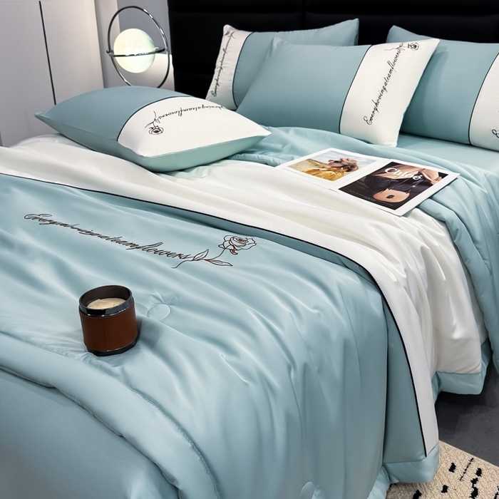 91家纺网 家纺一手货源 找家纺 卡罗兰 2025新款水洗真丝夏凉被空调被拼接款手工包边浪漫花语系列 浪漫花语-青石绿