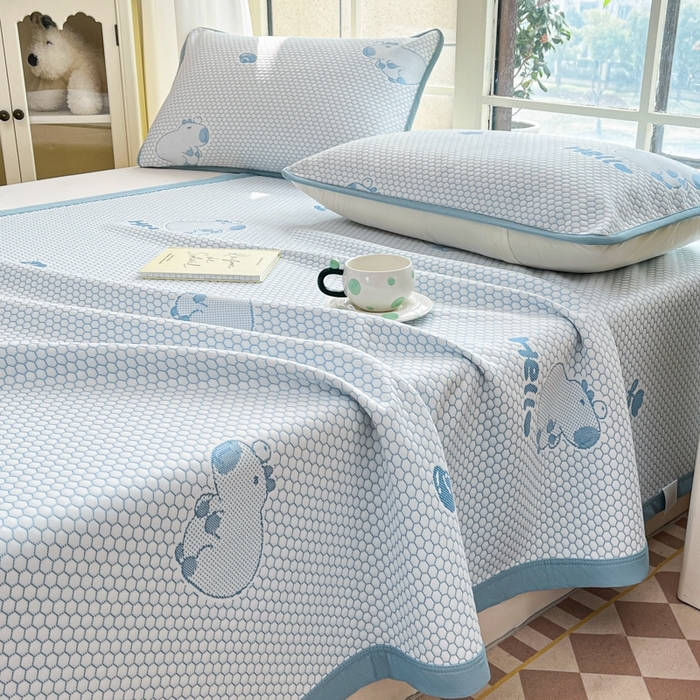 91家纺网 家纺一手货源 找家纺 卡伦2025新款冰丝豆豆凉席床席系列 卡皮巴拉-蓝