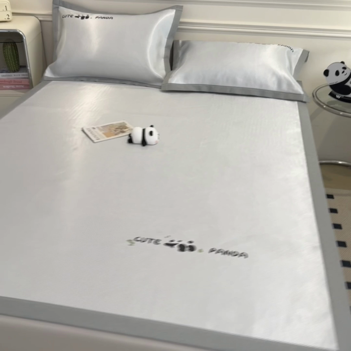 91家纺网 家纺一手货源 找家纺 星座家纺 2025新款600D熊猫烫画冰丝凉席三件套 清凉浅灰