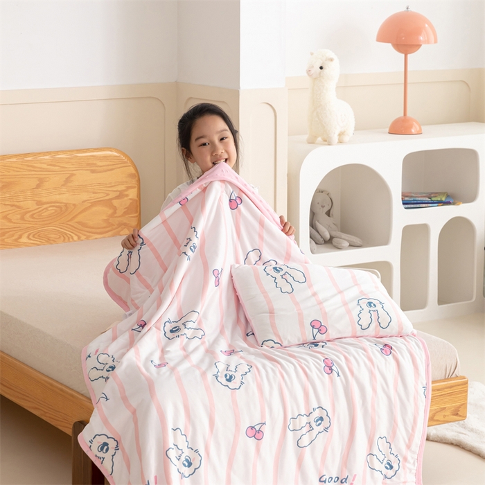 91家纺网 家纺一手货源 找家纺 艾佳宝贝 2025新款A类豆豆针织儿童多功能盖毯安抚夏被-模特图 樱桃长耳兔