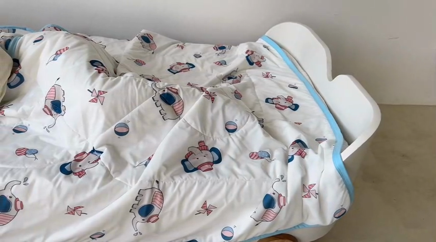 91家纺网 家纺一手货源 找家纺 艾佳宝贝 2025春夏新款A类凉感丝儿童糖果抗菌夏被 大象哼哼