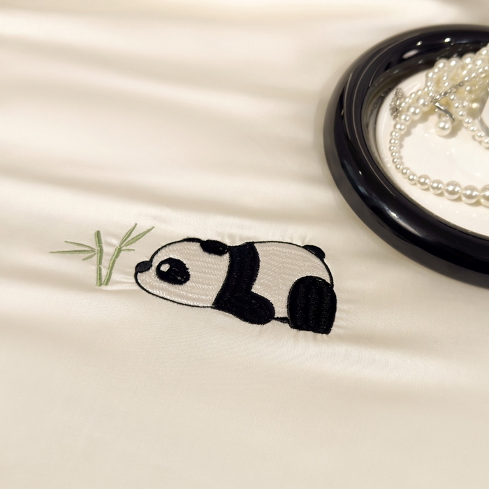 91家纺网 家纺一手货源 找家纺 2025新款清凉舒适水洗冰丝刺绣夏被四件套 熊猫-奶白蓝