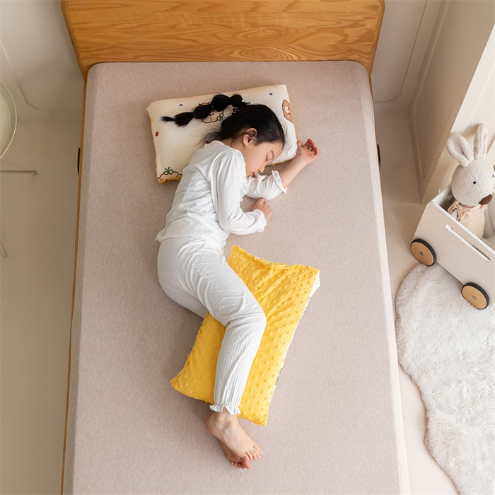 91家纺网 家纺一手货源 找家纺 艾佳宝贝 2025新款A类豆豆针织儿童多功能盖毯安抚夏被-模特图 lucky 萌狮