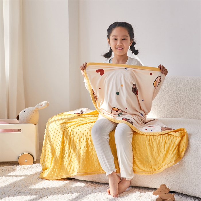 91家纺网 家纺一手货源 找家纺 艾佳宝贝 2025新款A类针织豆豆儿童多功能宿舍午睡安抚盖毯 爱心波点熊-盖毯