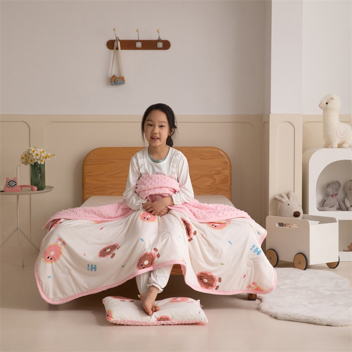 91家纺网 家纺一手货源 找家纺 艾佳宝贝 2025新款A类豆豆针织儿童多功能盖毯安抚夏被-模特图 甜甜与圈圈