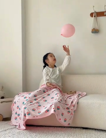 91家纺网 家纺一手货源 找家纺 艾佳宝贝 2025新款A类针织豆豆儿童多功能宿舍午睡安抚盖毯 草莓萌兔-盖毯