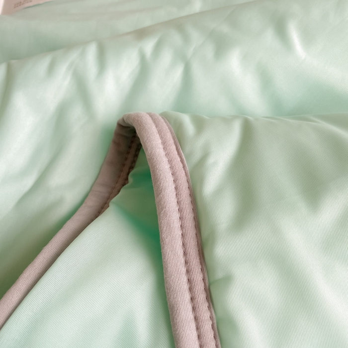 91家纺网 家纺一手货源 找家纺 2025新款加厚乳胶床笠款经典纯色夏被套件 饼干花-水绿