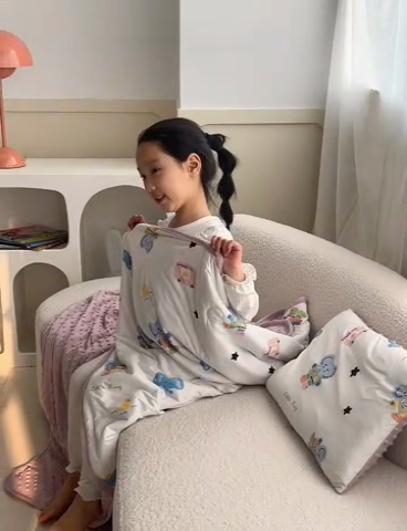 91家纺网 家纺一手货源 找家纺 艾佳宝贝 2025新款A类豆豆针织儿童多功能盖毯安抚夏被-模特图 长鼻子大象