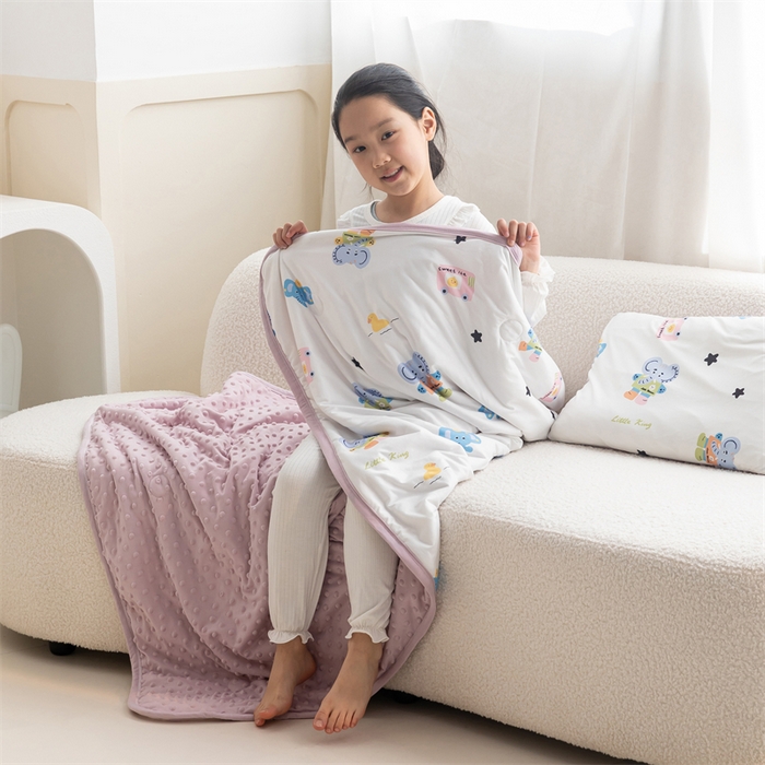 91家纺网 家纺一手货源 找家纺 艾佳宝贝 2025新款A类豆豆针织儿童多功能盖毯安抚夏被-模特图 长鼻子大象