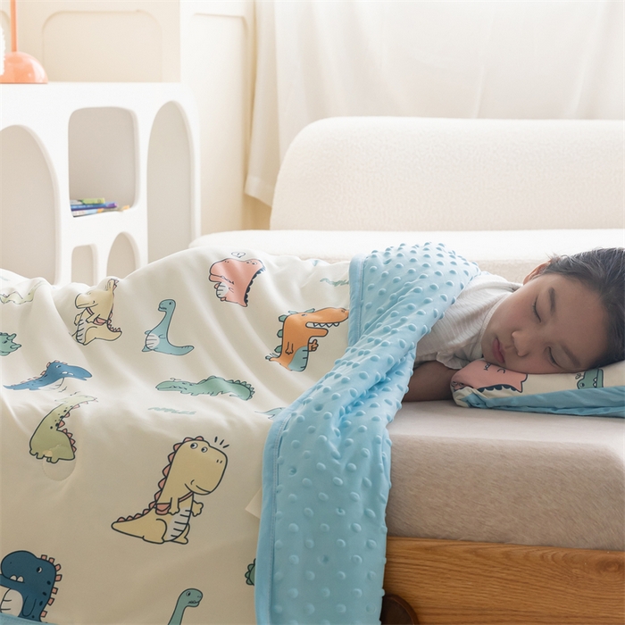 91家纺网 家纺一手货源 找家纺 艾佳宝贝 2025新款A类豆豆针织儿童多功能盖毯安抚夏被-模特图 恐龙世界