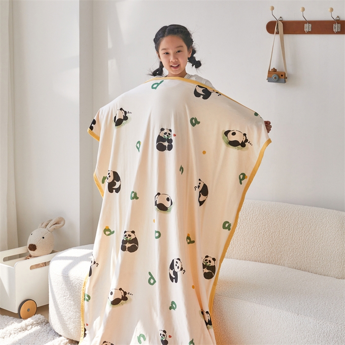 91家纺网 家纺一手货源 找家纺 艾佳宝贝 2025新款A类针织豆豆儿童多功能宿舍午睡安抚盖毯 字母熊猫-盖毯