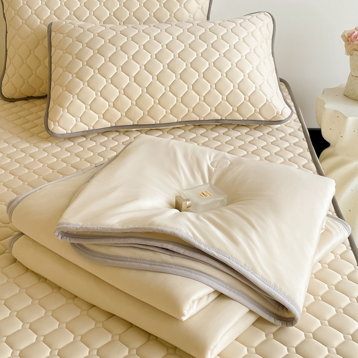 91家纺网 家纺一手货源 找家纺 2025新款加厚乳胶床笠款经典纯色夏被套件 方格-米杏