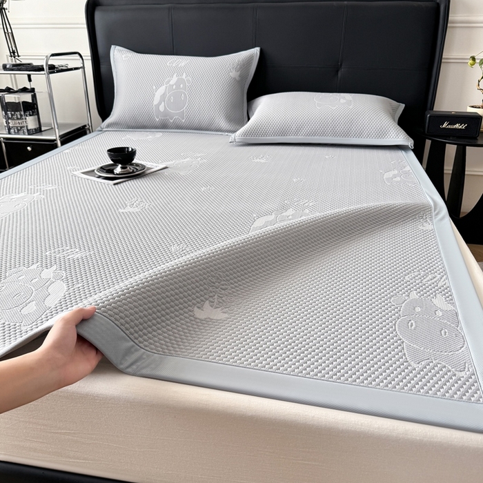 91家纺网 家纺一手货源 找家纺 卡罗兰 2025新款PE提花冰丝凉席凉豆豆床单床笠款凉席-奶牛款 灰色