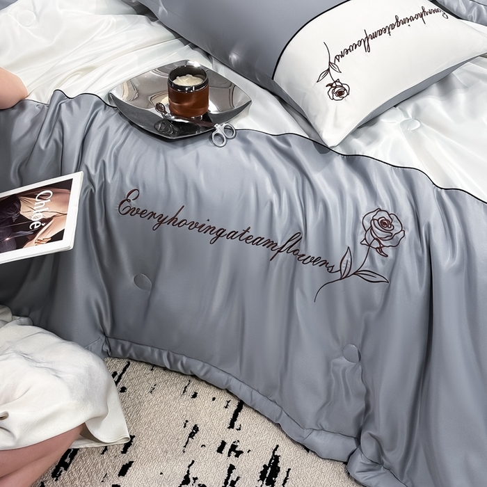 91家纺网 家纺一手货源 找家纺 卡罗兰 2025新款水洗真丝夏凉被空调被拼接款手工包边浪漫花语系列 浪漫花语-浅灰