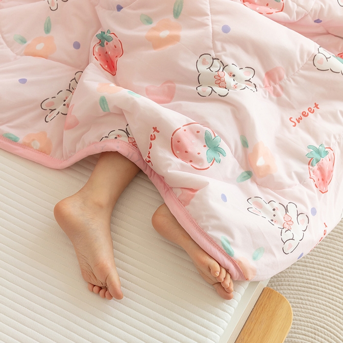 91家纺网 家纺一手货源 找家纺 艾佳宝贝 2025春夏新款A类凉感丝儿童糖果抗菌夏被 草莓兔宝