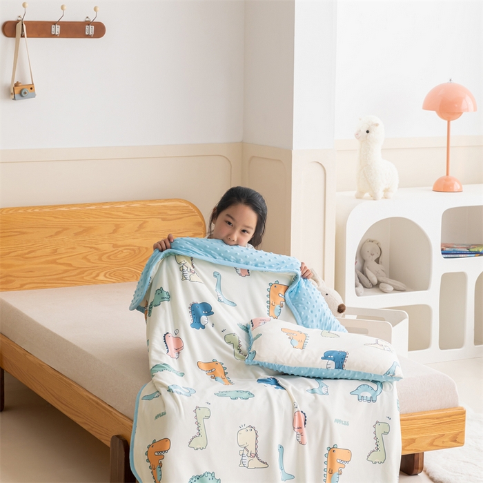 91家纺网 家纺一手货源 找家纺 艾佳宝贝 2025新款A类豆豆针织儿童多功能盖毯安抚夏被-模特图 恐龙世界