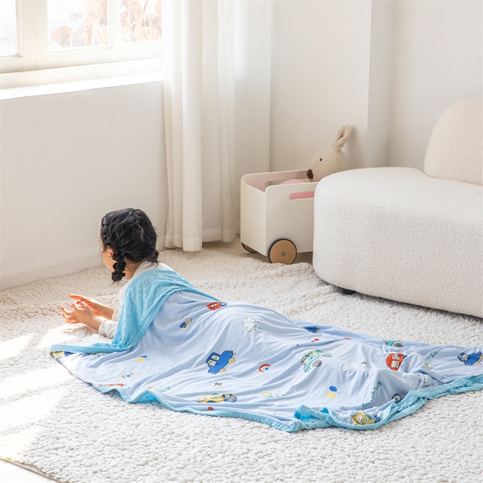 91家纺网 家纺一手货源 找家纺 艾佳宝贝 2025新款A类针织豆豆儿童多功能宿舍午睡安抚盖毯 汽车小纵队-盖毯