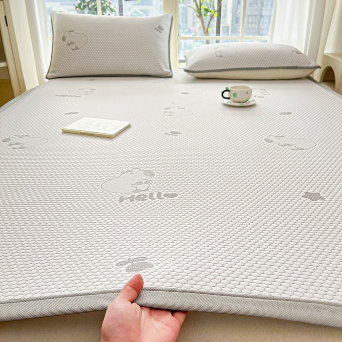 91家纺网 家纺一手货源 找家纺 卡伦2025新款冰丝豆豆凉席床席系列 卡皮巴拉-灰