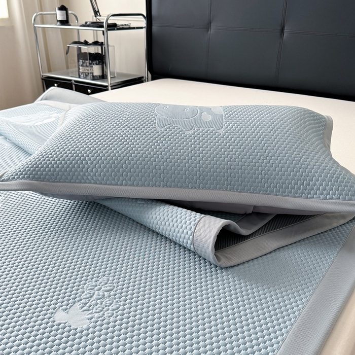 91家纺网 家纺一手货源 找家纺 卡罗兰 2025新款PE提花冰丝凉席凉豆豆床单床笠款凉席-奶牛款 蓝色