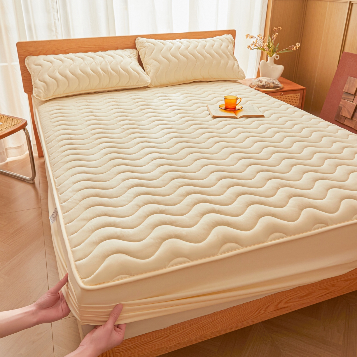 91家纺网 家纺一手货源 找家纺 初心家纺 2025新款原棉防水夹棉窗帘床护罩单件席梦思保护套防水床罩 米白