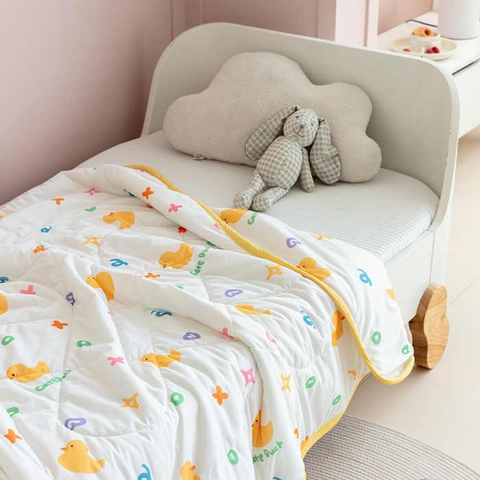 91家纺网 家纺一手货源 找家纺 艾佳宝贝 2025春夏新款A类凉感丝儿童糖果抗菌夏被 库乐鸭