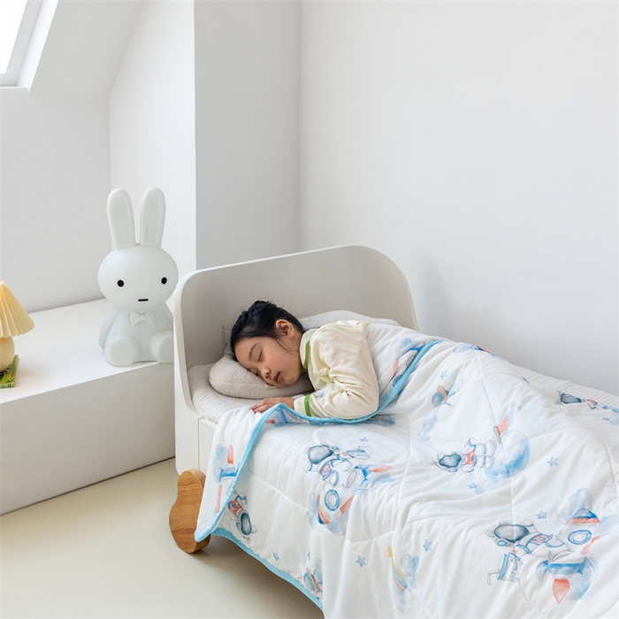 91家纺网 家纺一手货源 找家纺 艾佳宝贝 2025春夏新款A类凉感丝儿童糖果抗菌夏被 航天员